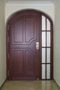 PUERTA DECORADA CURVA MONTANTE LATERAL INTEGRADA