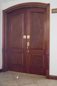 PUERTA DOBLE ALA DECORADA LATERAL
